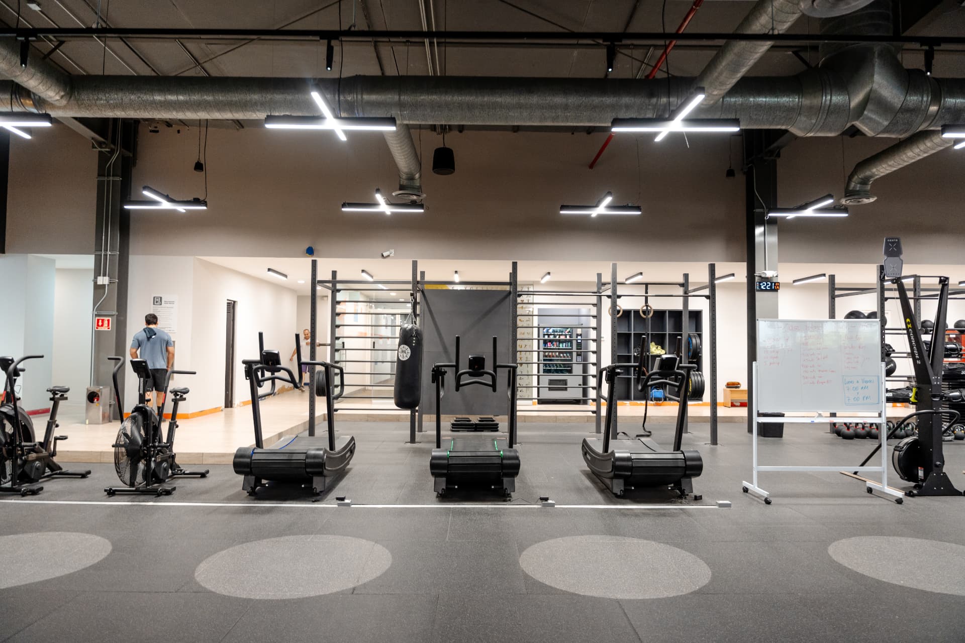 Caminadoras curvas y racks de entrenamiento en VIVO 47 Center